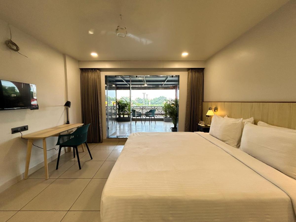 Отель Antarim Express Bharuch Экстерьер фото